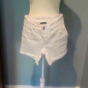 American Eagle Outfitters White Jean shorts size 6. Next Level Stretch.